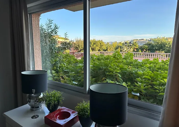 - 40 M2 Saint-Tropez