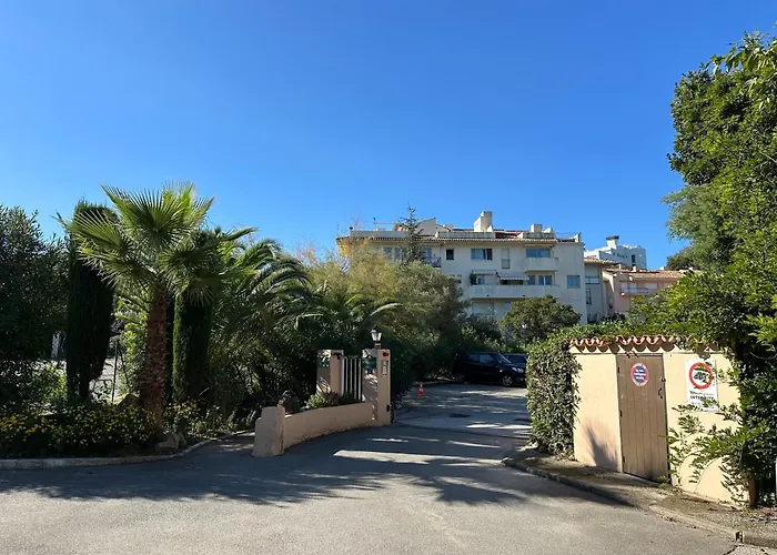 - 40 M2 * Saint-Tropez