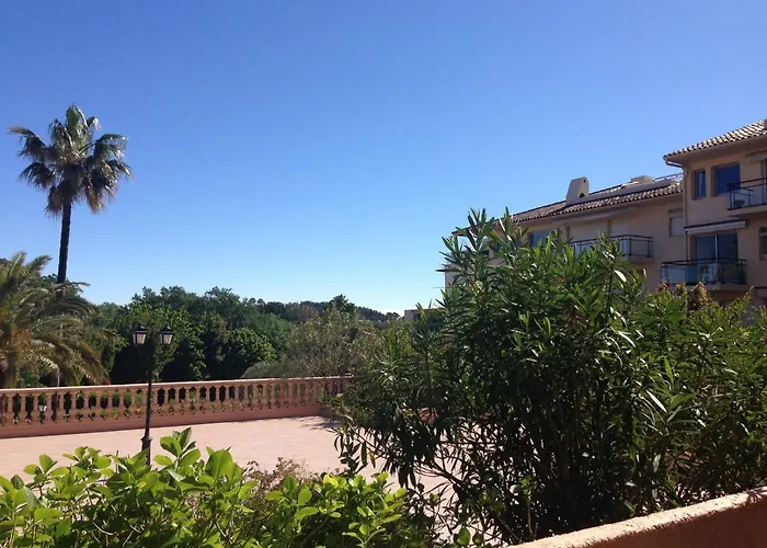 - 40 M2 Saint-Tropez