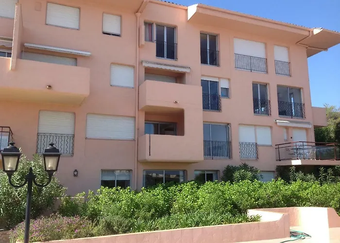 - 40 M2 * Σαιν-Τροπέ